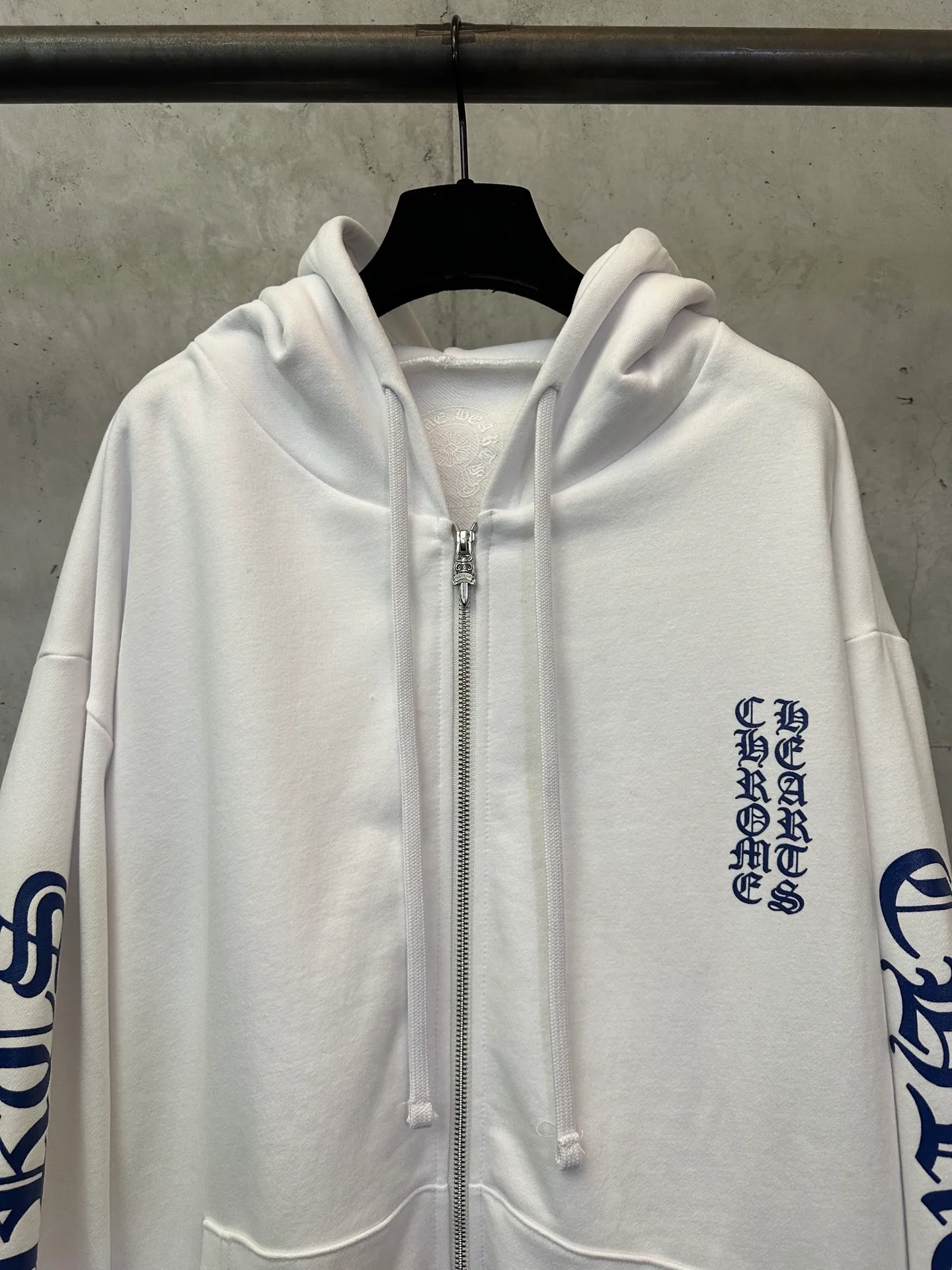 P530 Chrome Hearts ss25 letter printed zipper jacket uses glue printing. The printing has been modified three times by the film screen. Use glue liquid paint to print the pattern on the fabric. Bake the fabric to fix the printing pattern. The fabric has been washed and has a better hand feel. Not easy to deform. Not easy to shrink. Not easy to fade. Maintain long-term beauty. Customized hardware. Thread. Accessories. Matching. Same style for men and women. -Color: White -Size: S M L XL